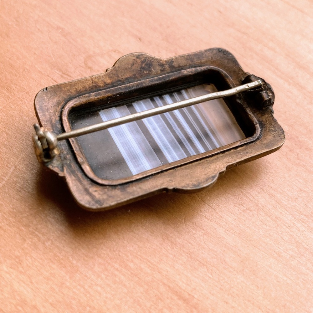 Antique Victorian Biedermeier Brooch with Striped Agate and Meander Pattern - Picture 14 of 16